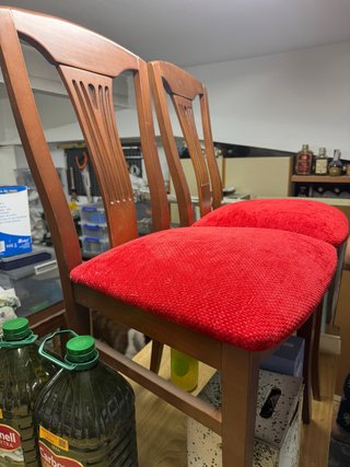 2 sillas de comedor de madera y tela roja