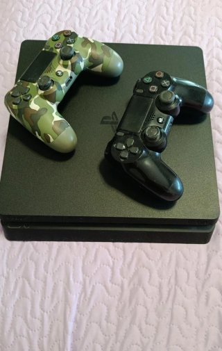 PS4 Slim 1TB + 2 Mandos y Cables