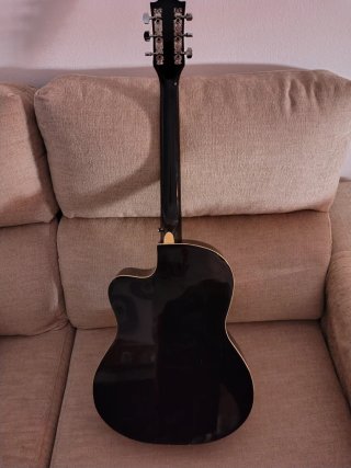 Guitarra Electroacústica con pastilla integrada