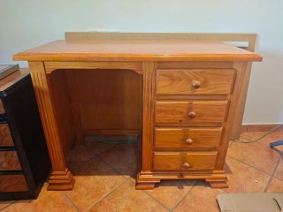 Escritorio de madera con cajones