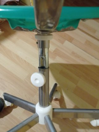 Silla verde de plástico y metal