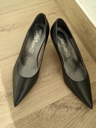 Zapatos negros de piel con tacón fino bajo