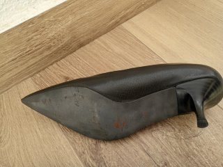 Zapatos negros de piel con tacón fino bajo