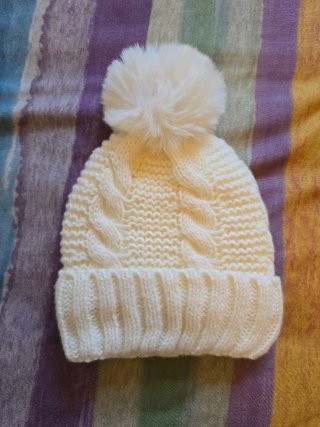 Gorro de punto blanco con pompón