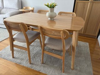 Mesa de comedor y 4 sillas de madera.