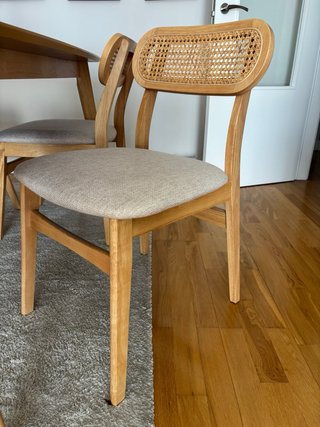 Mesa de comedor y 4 sillas de madera.