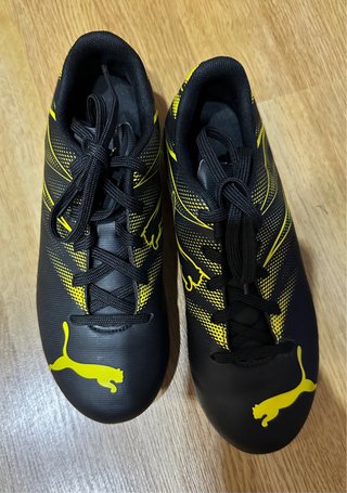Botas de fútbol Puma tacos negras y amarillas