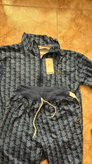 Conjunto deportivo Lacoste azul estampado