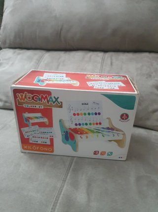 Xilófono infantil con baquetas y partituras