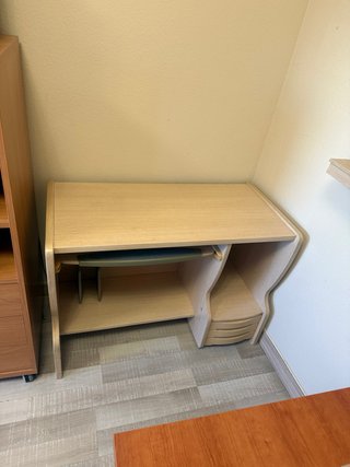 Mueble de ordenador de madera y plástico