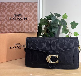 Cartera Coach Clásica Negra con Detalles Dorados