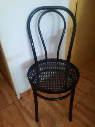 Silla de metal y ratán negra