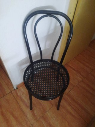 Silla de metal y ratán negra