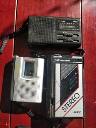 Lote 2 walkmans y 1 radio