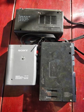 Lote 2 walkmans y 1 radio