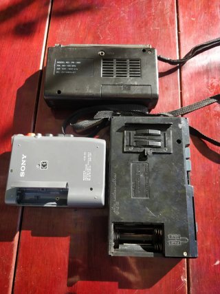 Lote 2 walkmans y 1 radio