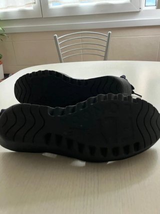 Sandalias Fly London Negras.