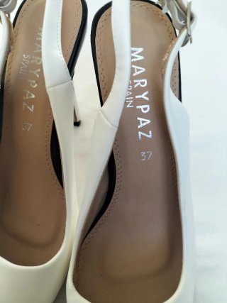 Zapatos de tacón fino elegantes
