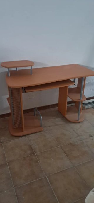 Mesa de Escritorio con Estantes