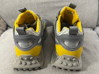Zapatillas Nike Gris y Amarillo