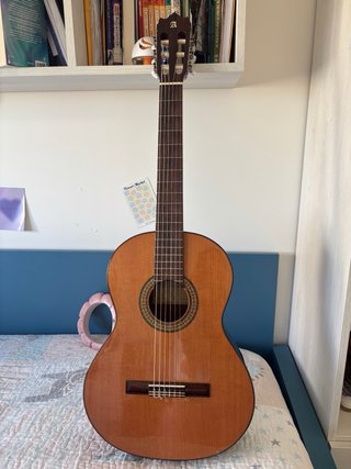 Guitarra clásica Alambra. Incluye funda.