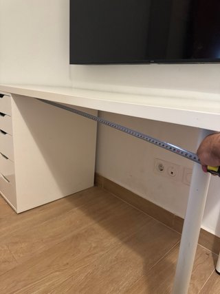 Escritorio blanco con cajonera