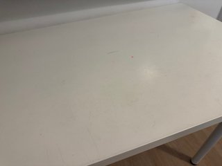 Escritorio blanco con cajonera