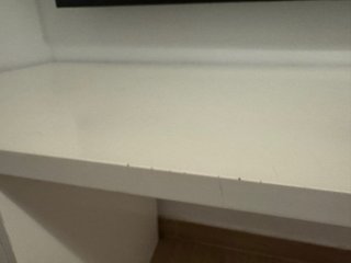 Escritorio blanco con cajonera