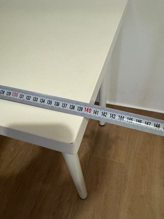 Escritorio blanco con cajonera