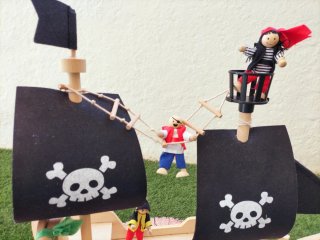 Barco Pirata de Madera con Figuras