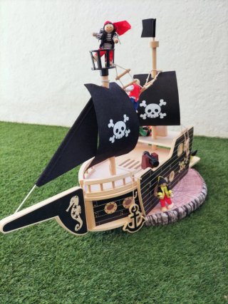 Barco Pirata de Madera con Figuras
