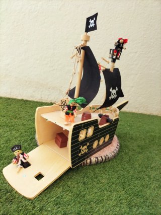 Barco Pirata de Madera con Figuras