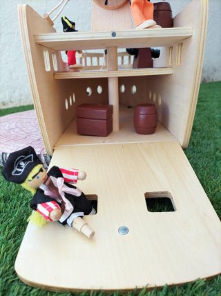 Barco Pirata de Madera con Figuras