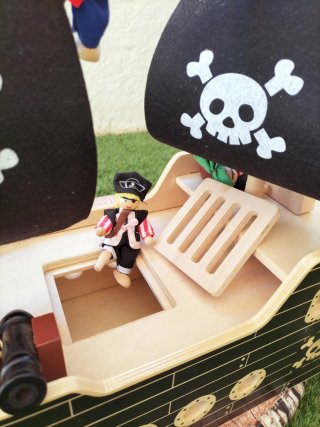 Barco Pirata de Madera con Figuras