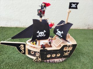 Barco Pirata de Madera con Figuras