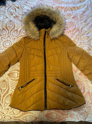 Chaqueta acolchada con capucha y pelo
