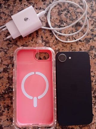iPhone 16 con caricatore e custodia