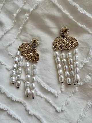 Pendientes dorado y tipo perla contemporáneos