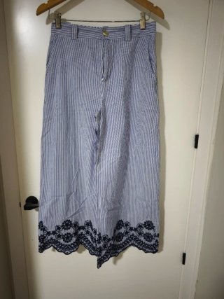 Conjunto de dos piezas a rayas con bordado