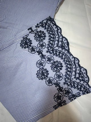 Conjunto de dos piezas a rayas con bordado
