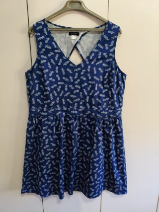 Vestido de verano azul con estampado de piñas