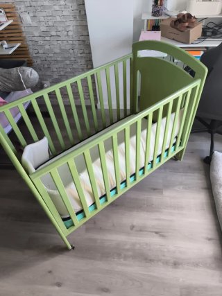 Cuna de bebé verde con osito