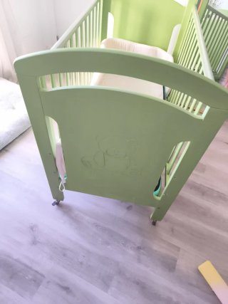 Cuna de bebé verde con osito