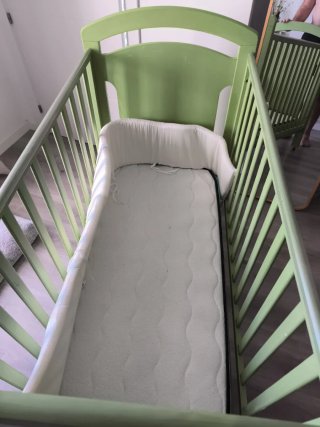 Cuna de bebé verde con osito