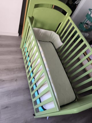Cuna de bebé verde con osito