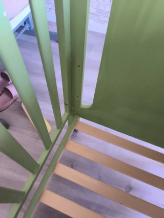 Cuna de bebé verde con osito