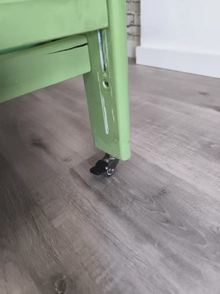 Cuna de bebé verde con osito