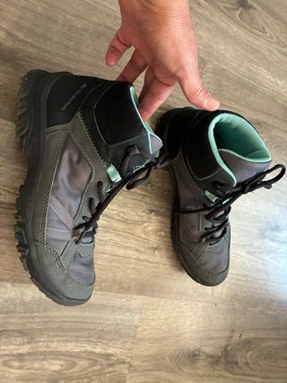 Botas de Montaña Quechua Gris y Turquesa.