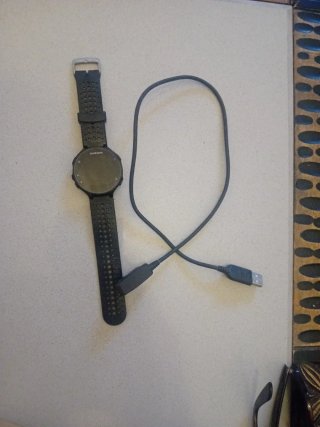 Reloj Garmin Forerunner 235 con cable de carga