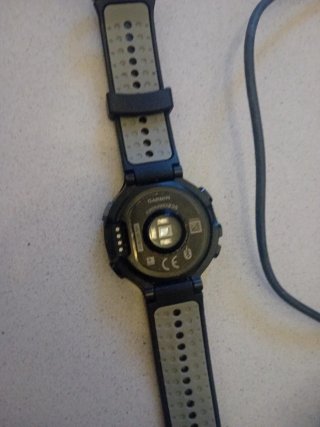 Reloj Garmin Forerunner 235 con cable de carga